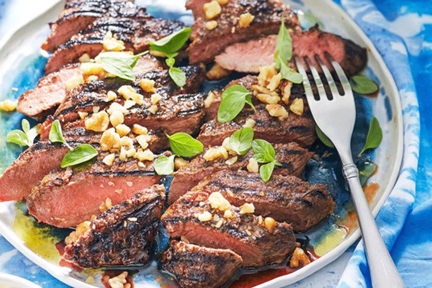 Barbecued lamb fillets with oregano, honey and cinnamon