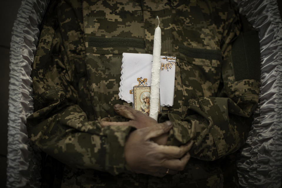 Un ataúd abierto de un soldado del ejército asesinado por rusos, en Leópolis, Ucrania, el 23 de mayo de 2022. (Diego Ibarra Sanchez/The New York Times)

