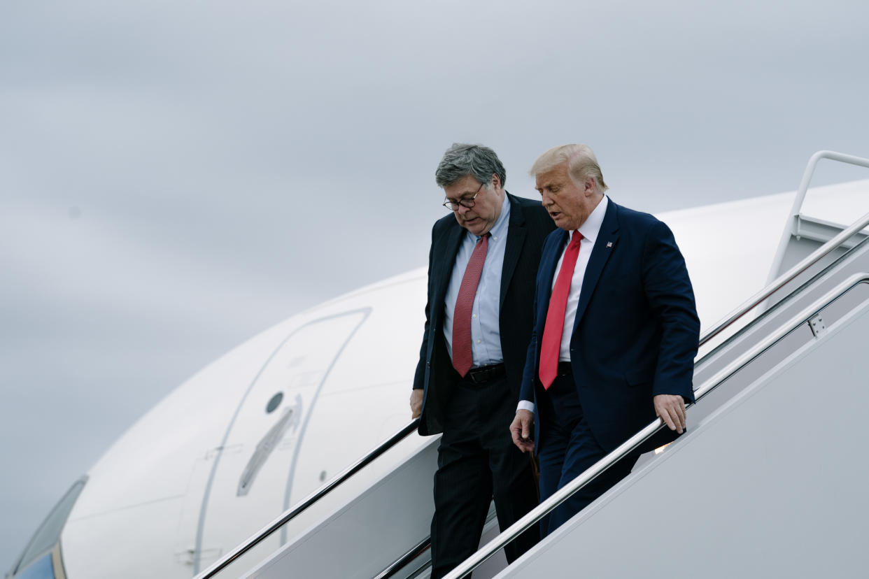 El entonces presidente Donald Trump y el fiscal general Bill Barr desembarcan del Air Force One en la Base Conjunta Andrews, Maryland, el 1.° de septiembre de 2020. (Anna Moneymaker/The New York Times)