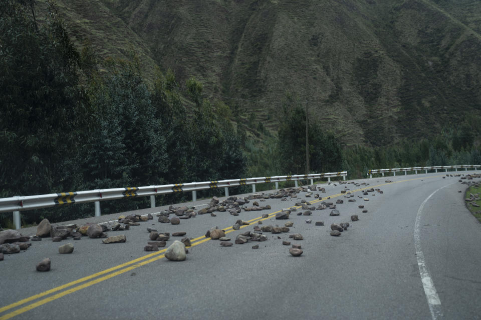 Manifestantes antigubernamentales colocaron piedras en una carretera cerca de Mayummarca, región Cuzco, Perú, el sábado 4 de febrero de 2023. Manifestantes que buscan la renuncia de la presidenta Dina Boluarte y la disolución del Congreso. (AP Foto/Rodrigo Abd)