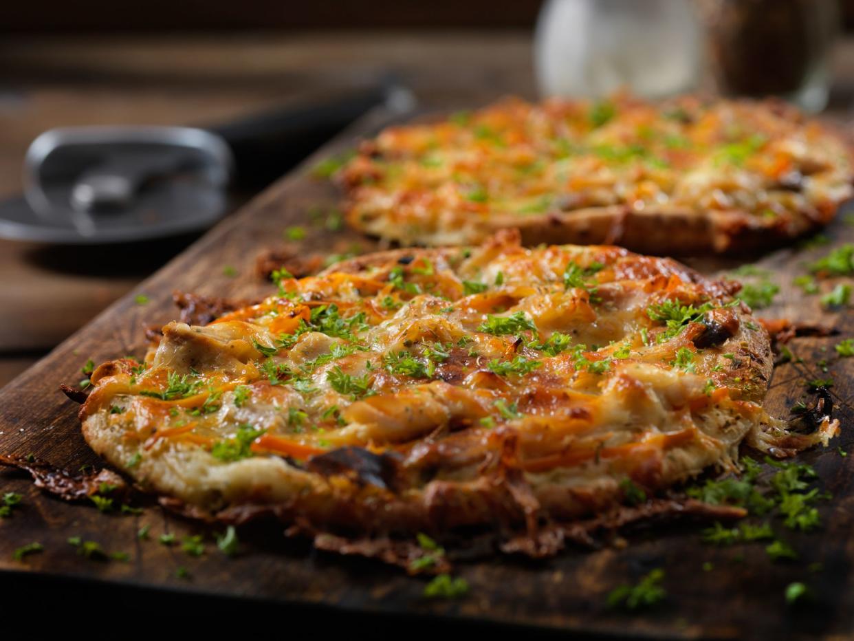 Small 8" Thin Crust Roast Chicken Pizza with Alfredo Sauce, Mushrooms and Red Peppers on Pita Bread