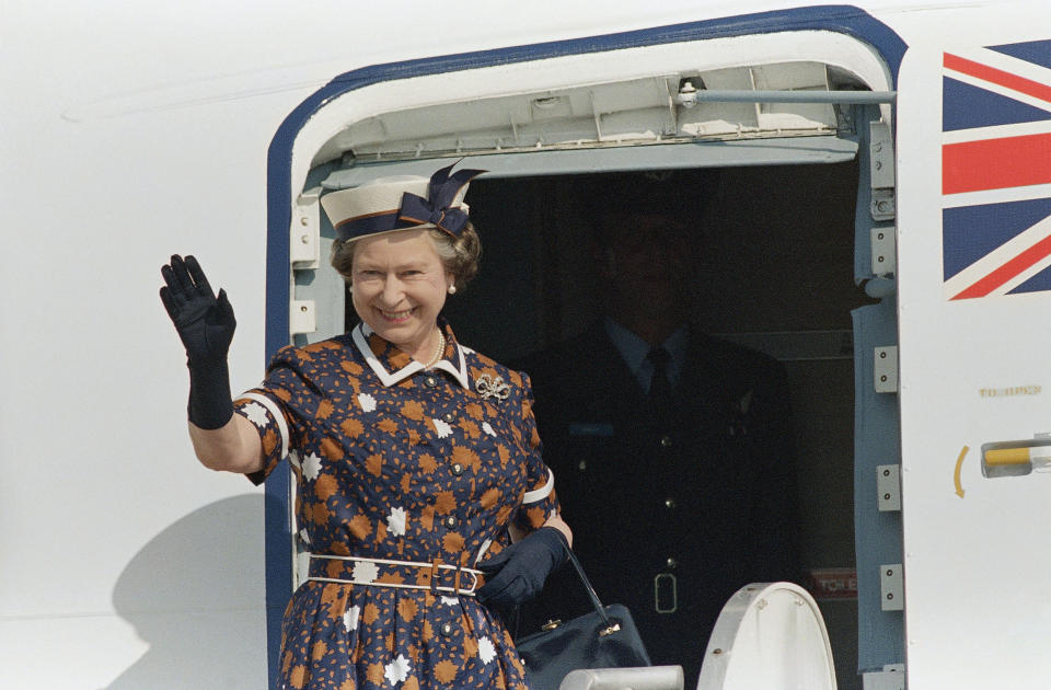 England's Queen Elizabeth II waves goodbye from the steps of her plane during her departure from Lexington's Blue Grass Airport, May 31, 1989 in Lexington, Ky. (AP Photo/Ed Reinke)