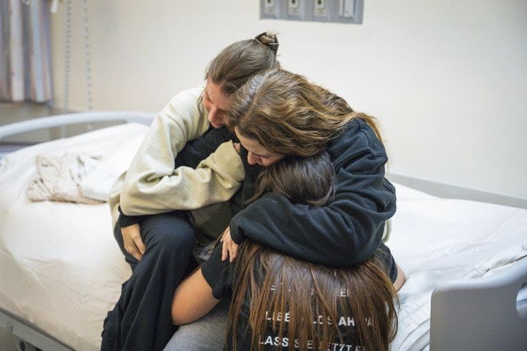 La rehén israelí liberada Raz Ben-Ami se reunió con sus hijas Julie, Ella y Natali en el Centro Médico Sourasky en Tel Aviv, Israel
