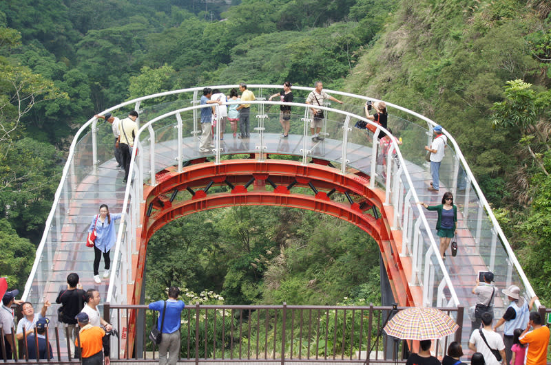 南投中寮龍鳳瀑布天空步道，設計仿美國大峽谷，U字型強化玻璃建構，往下便能觀望整個峽谷。（圖／中央社資料照）