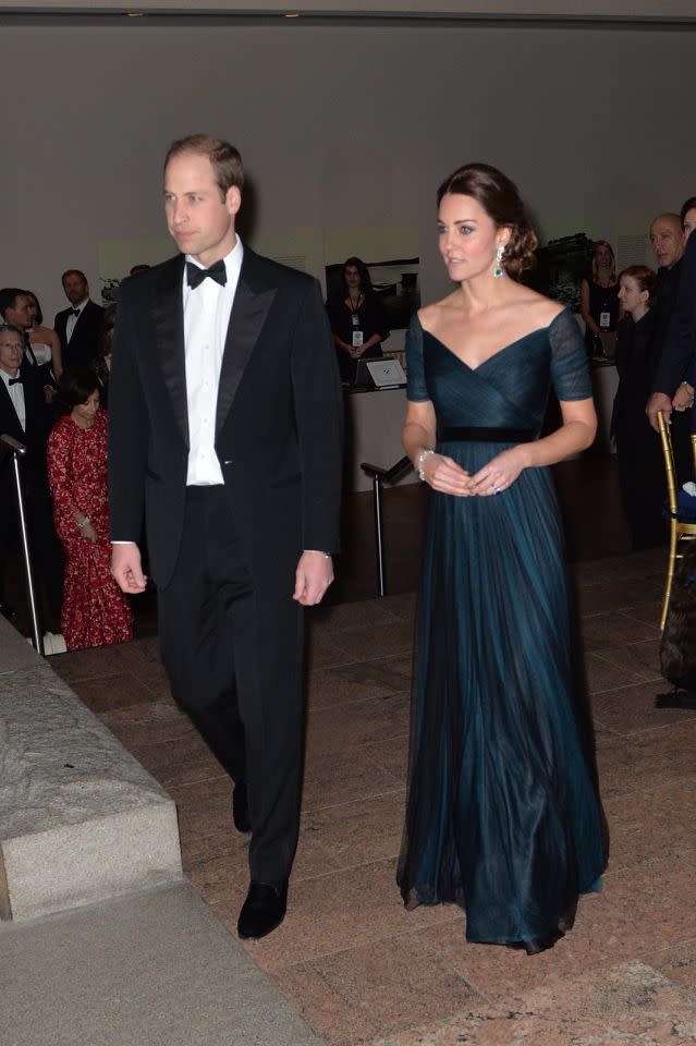 <p>Kate versteckte ihr wachsendes Babybäuchlein bei einem Abendessen unter einer petrolblauen Robe von Jenny Packham.<br> [Bild: PA] </p>