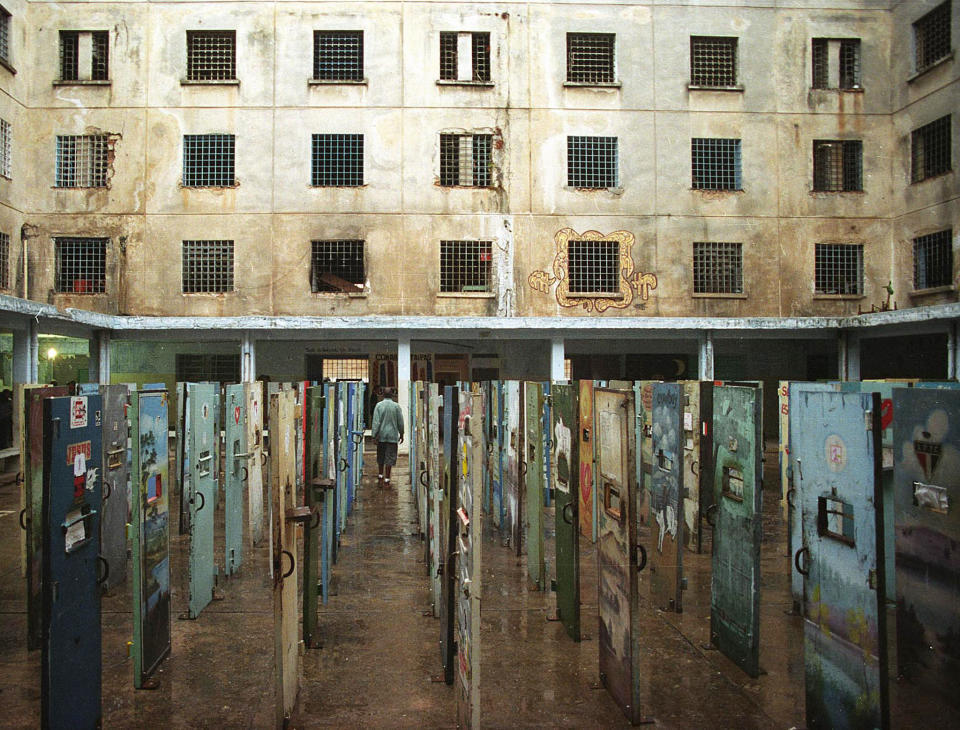 Celas pintadas expostas na Casa de Deten&#xe7;&#xe3;o do complexo prisional do Carandiru (Foto: REUTERS/Str  PW/ME)