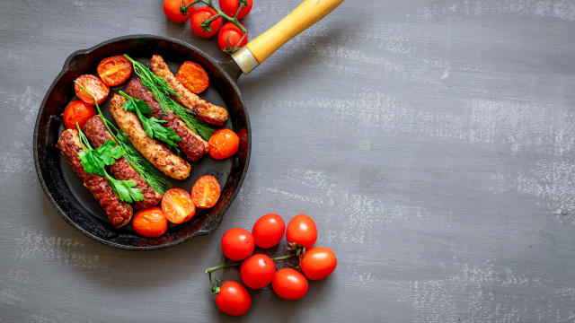 Don't cook tomatoes in cast iron pshhh : r/castiron