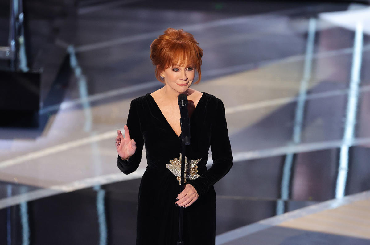 Reba McEntire Delivers Message of Perseverance With 'Somehow You Do'  Performance at 2022 Oscars