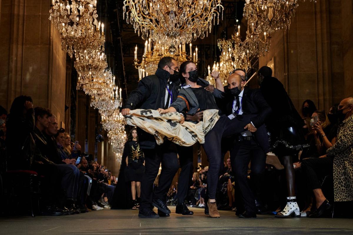 Despechá, alocá y con Camarón de fondo: así fue la presentación de Rosalía  en el desfile de Louis Vuitton