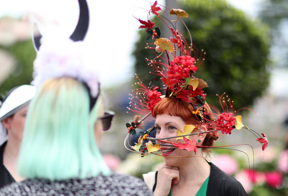 An Tag drei des Royal Ascot wählte ein Renngast ein herbstliches Ensemble. [Foto: Getty]