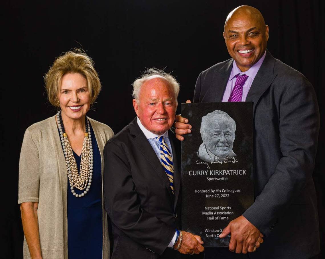 Hilton Head’s Curry Kirkpatrick poses with his hall of fame plaque with presenters Lesley Visser and Charles Barkley.