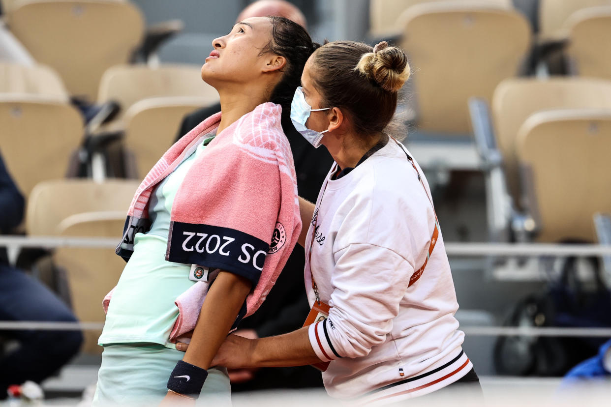 La tenista china Qinwen Zheng siendo atendida durante su partido contra Iga Swiatek en Roland Garros. (Foto: Shi Tang / Getty Images).