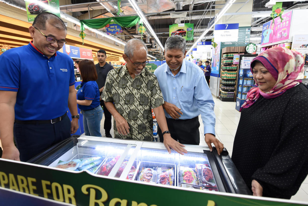FairPrice Group's Chief Procurement Officer, Tng Ah Yiam, was joined by Masagos Zulkifli, Minister for Social and Family Development and Adviser for Tampines GRC GROs, and Zulaiha Yusuf, Deputy CEO of Yayasan MENDAKI, to view the 9,500 halal-certified products available at FairPrice supermarkets on 26 March 2023