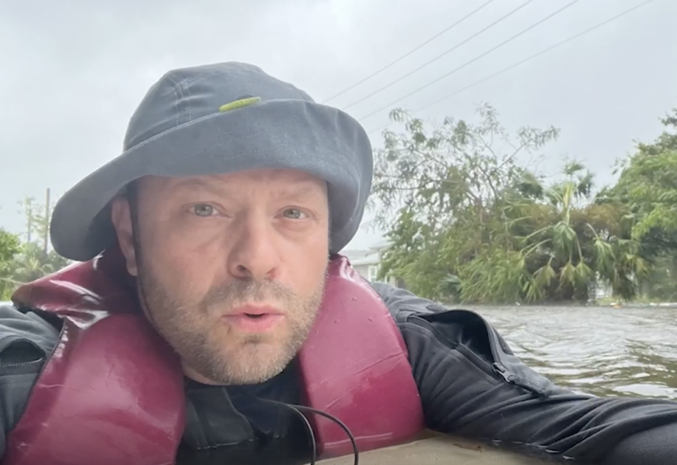 El residente de Naples, Florida, Johnny Lauder, rescata a su madre durante el huracán Ian (Johnny Lauder / Weather Channel)