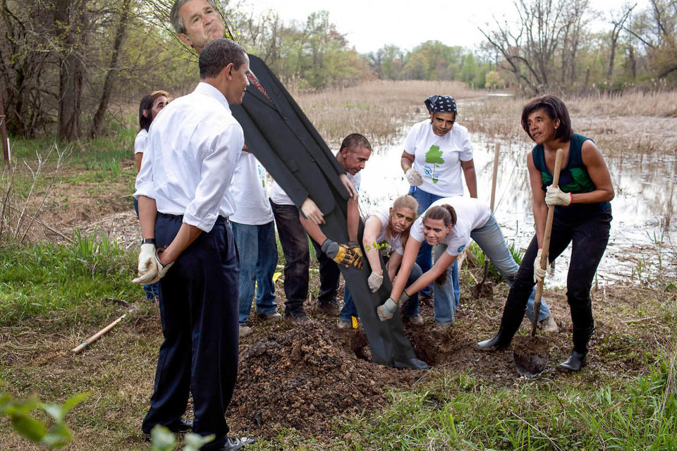 Wimmelbild: Nicht nur, dass die Hobbygärtner versuchen, George W. Bush einzugraben, Barack Obama hat sich dafür auch noch vervielfacht. (Bild-Copyright: DrWankalot/Reddit)