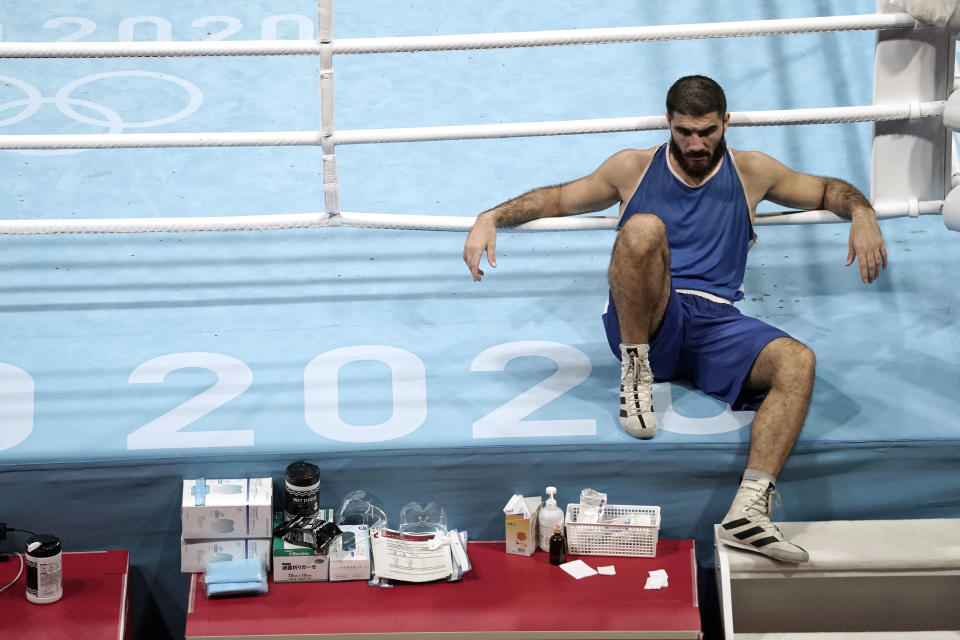 Mourad Aliev se sentó en la plataforma del ring de boxeo del Kokugikan Arena durante una hora después de su descalificación por un golpe en la cabeza. (Foto: USA TODAY Sports)