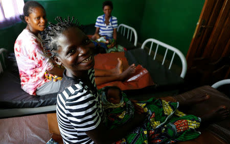 Internally displaced Congolese women sit with their newly born children inside the maternity ward at the Kapangu maternity health centre in Kaniki-Kapangu near Mwene Ditu in Kasai Oriental Province in the Democratic Republic of Congo, March 15, 2018. Picture taken March 15, 2018. REUTERS/Thomas Mukoya