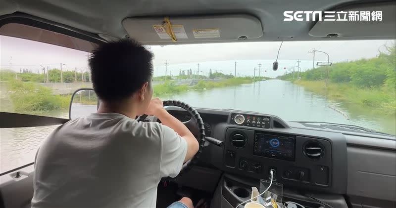 超級藍月碰上颱風、大潮，雲林箔子寮漁港海水倒灌迅速上漲，馬路淹成水道，前來採訪的新聞媒體見苗頭不對，緊急撤離至高處。(圖／翻攝畫面)