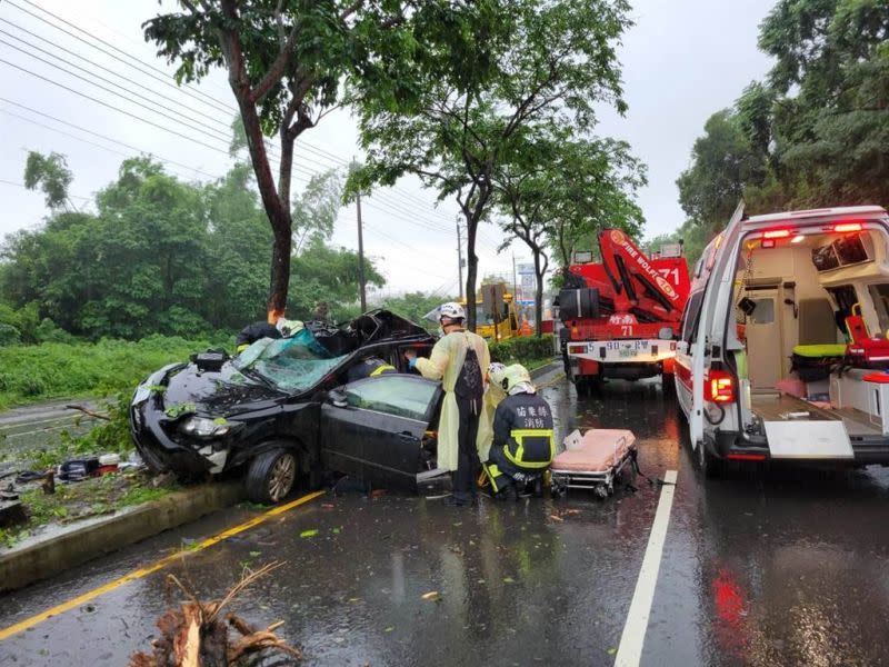 ▲苗栗縣頭份市中華路今（26）日下午發生一起死亡車禍，轎車高速失控自撞路中分隔島，造成1死2傷。（圖／翻攝畫面）