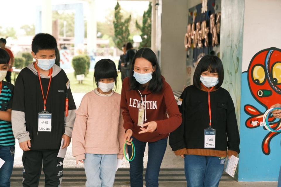 東華大學境外生與溪口國小同學進行套圈圈說水果名字雙語闖關遊戲。(東華大學提供)