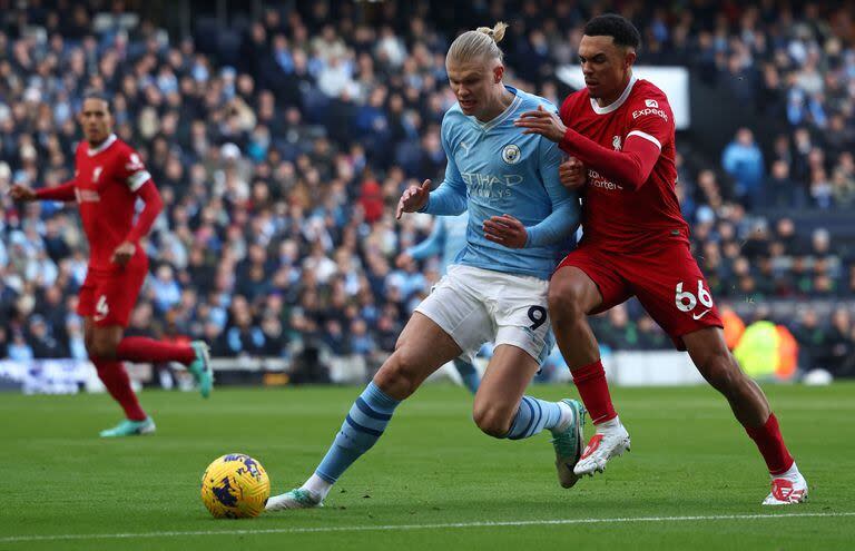 Trent Alexander-Arnold persigue al noruego Erling Haaland en el último enfrentamiento entre Manchester City y Liverpool