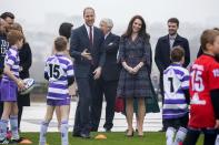 <p>Lange Ärmel, schwingender Rock in Knielänge: Catherine blieb ihrer bevorzugten Silhouette auch am zweiten Tag in Paris treu. Zu einem Treffen mit Kindern am Eiffelturm wählte die Ehefrau des künftigen Königs ein elegantes Kleid des Pariser Modehauses Chanel. Etwas war dann aber doch ungewöhnlich an dem Outfit. (Bild: Action Press) </p>