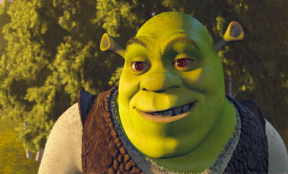 Shrek - das klingt doch ... genau: wie das deutsche Wort "Schreck". Soll es auch. Denn der Name des grünen Ogers ist vom jiddischen Wort "shrek" abgeleitet, das wiederum vom deutschen "Schreck" kommt. (Bild: TM & © 2018 DREAMWORKS ANIMATION LLC. ALL RIGHTS RESERVED. )