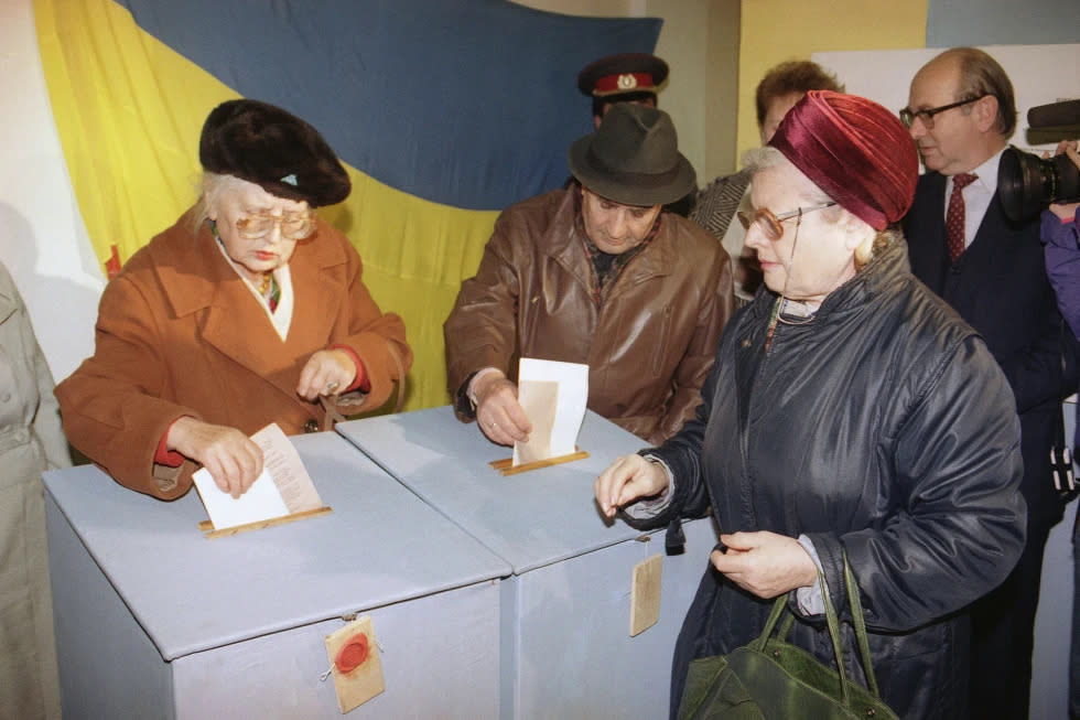 Ukrainians cast heir ballots in Kiev on Sunday, Dec. 1, 1991 during their first presidential election and a referendum of independence from the Soviet Union. (AP Photo/Liu Heung Shing)