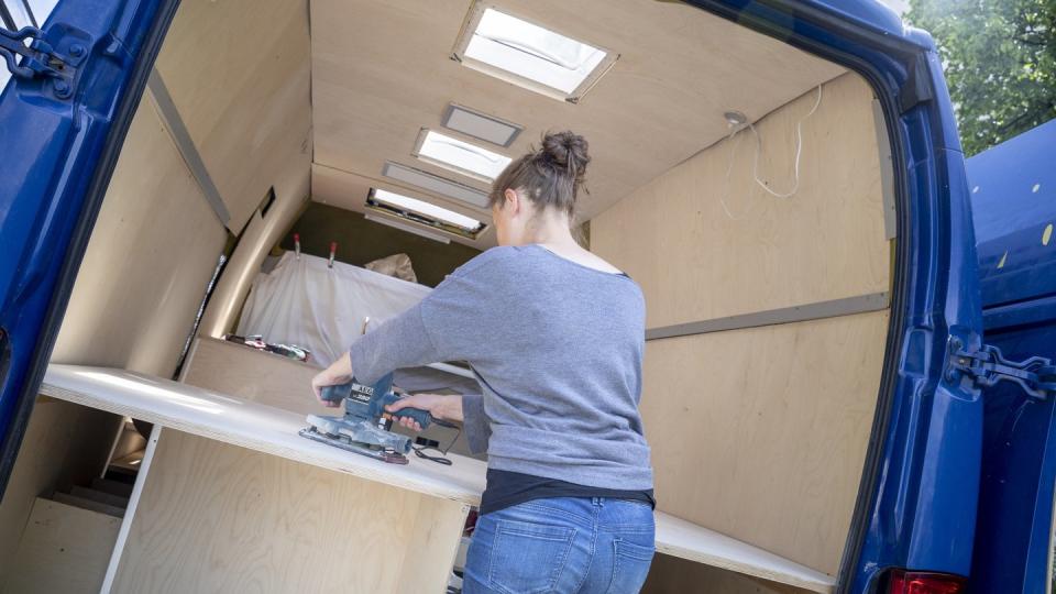 Einsatz für die Stichsäge: Für den Innenausbau müssen Sperrholzplatten zugesägt werden. Foto: Florian Schuh