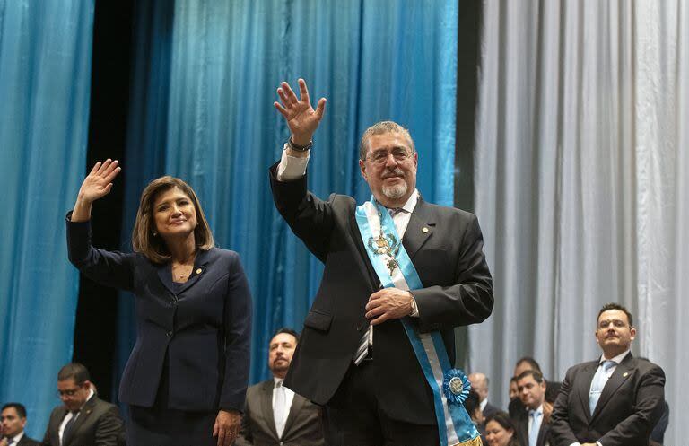 15 de enero de 2024, Guatemala, Ciudad de Guatemala: Bernardo Arévalo, nuevo presidente de Guatemala, saluda durante su ceremonia de inauguración en el Palacio Nacional. Photo: Sandra Sebastian/dpa