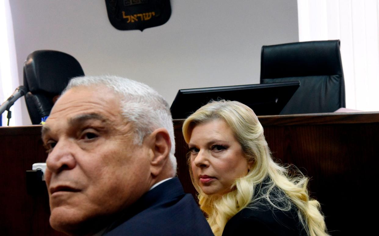 Sara Netanyahu, wife of Israeli Prime Minister Benjamin Netanyahu, and her lawyer Yossi Cohem (L) wait for the judge to arrive at the Magistrate's Court in Jerusalem on June 16, 2019 - AFP