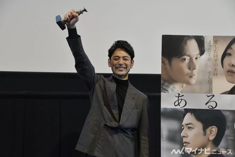 妻夫木聰昨晚帶著日本電影學院獎的獎座參加《那個男人》特映活動，與影迷互動。（翻攝my navi news）