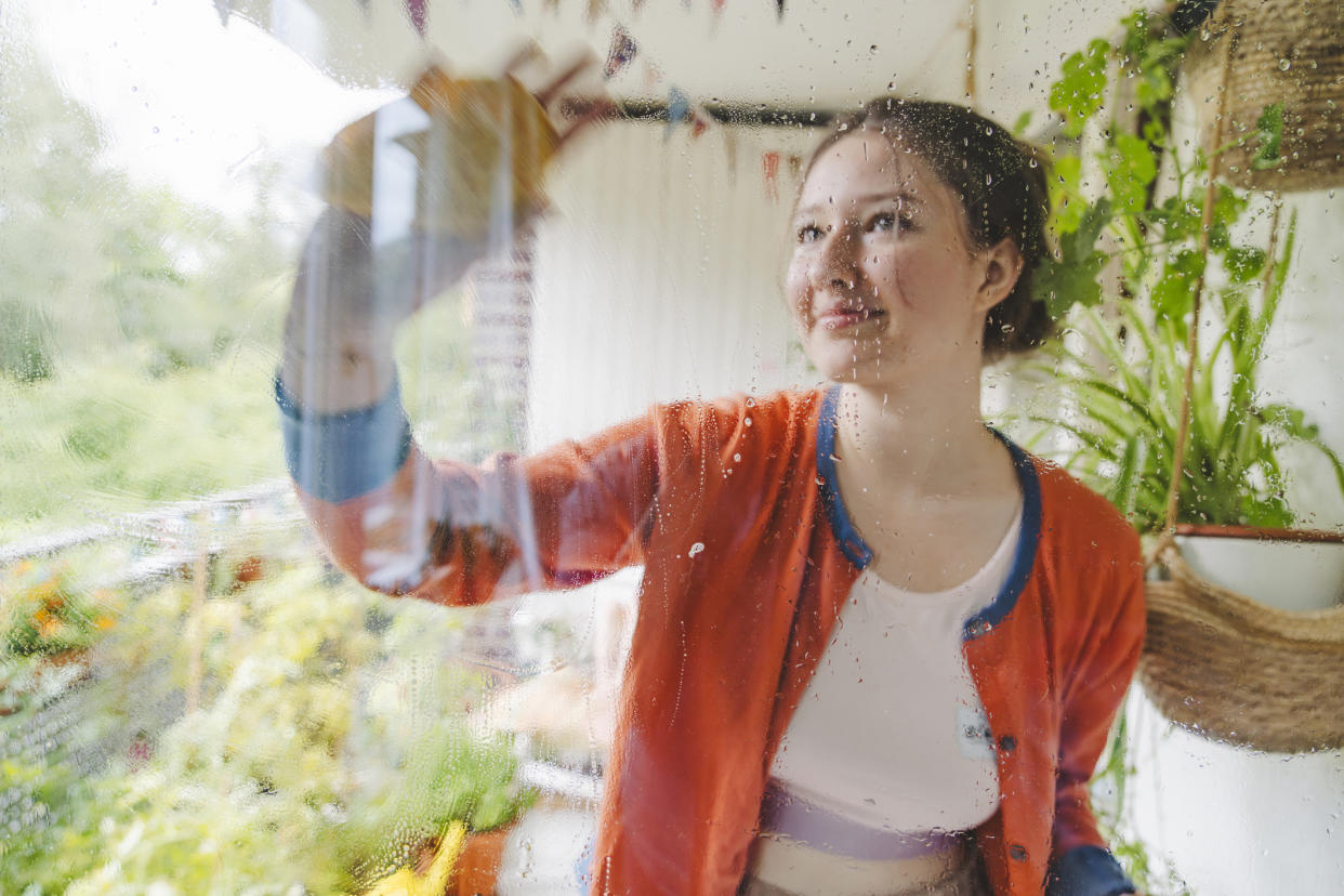 Für streifenfreies Fensterputzen gibt es ein bewährtes Hausmittel (Symbolbild: Getty Images)