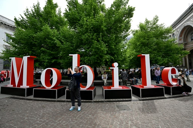 Panneau faisant la promotion du Salon du meuble à Milan en Italie, le 15 avril 2024 (GABRIEL BOUYS)