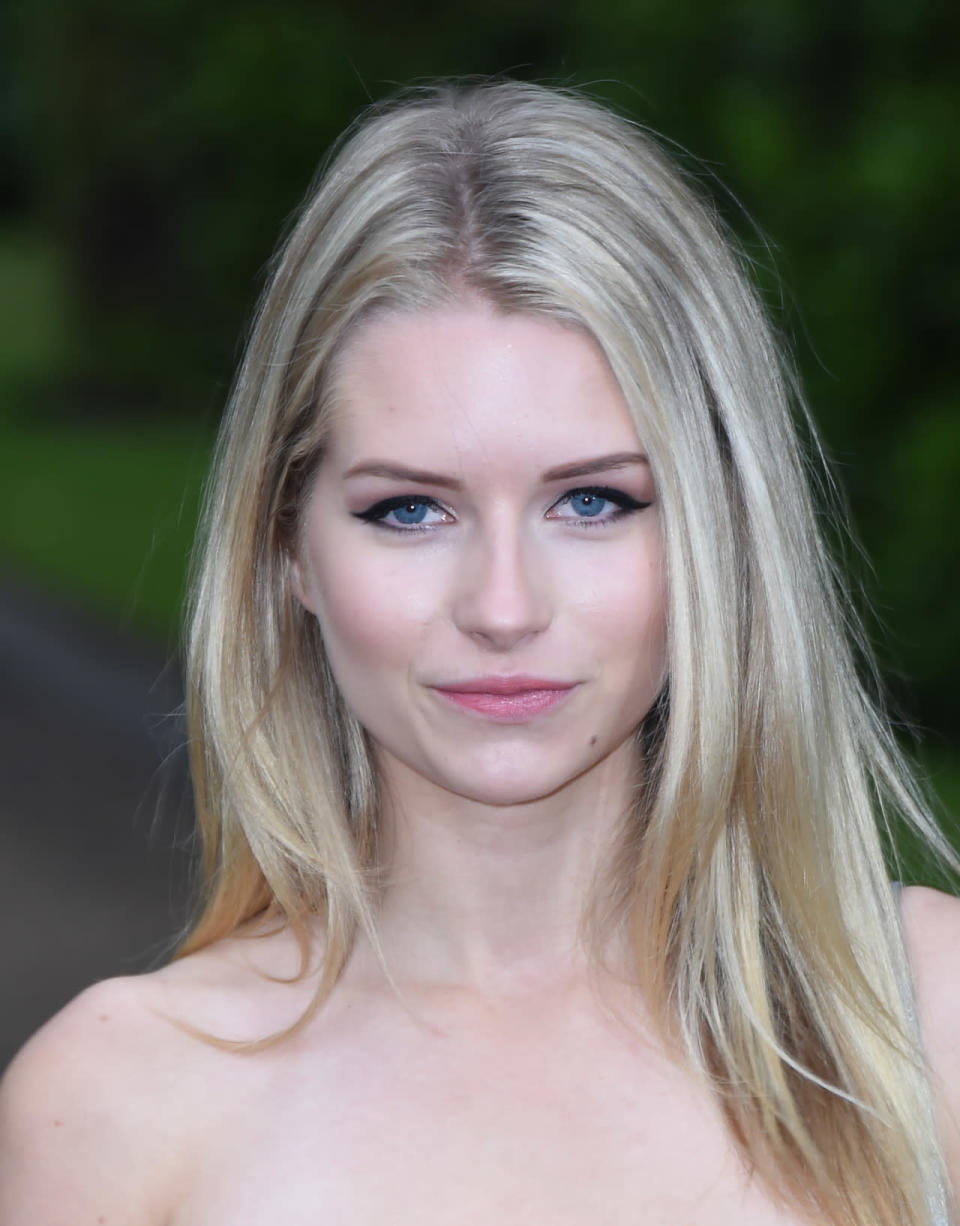 Keine Frage: Lottie Moss ist ein hübsches Mädchen. Ohne ihren Nachnamen hätte die 1,67 Meter große Beauty jedoch eher geringe Chancen auf eine große Modelkarriere. Calvin Klein holte das Nachwuchsmodel bereits vor die Kamera – genau wie Lottis Schwester Kate Moss in den 90er-Jahren. Vertreten wird auch sie von der renommierten Modelagentur Storm, bei der auch Kate unter Vertrag steht.