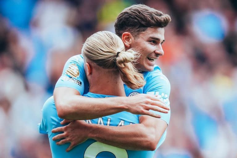 El gesto de un jugador del Manchester City a Julián Álvarez en su festejo de gol que hizo reír a todos