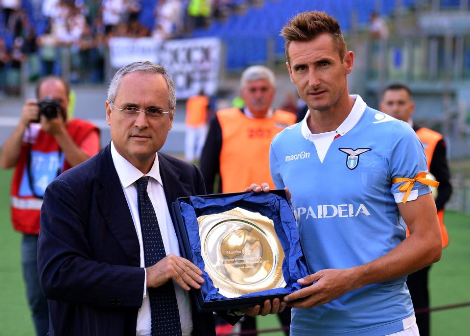 El presidente de la Lazio, Claudio Lotito (I) entrega un premio por su carrera al delantero del equipo, el alemán Miroslav Klose, el 14 de septiembre de 2015, en el estadio Olímpico de Roma (AFP | Alberto Pizzoli)