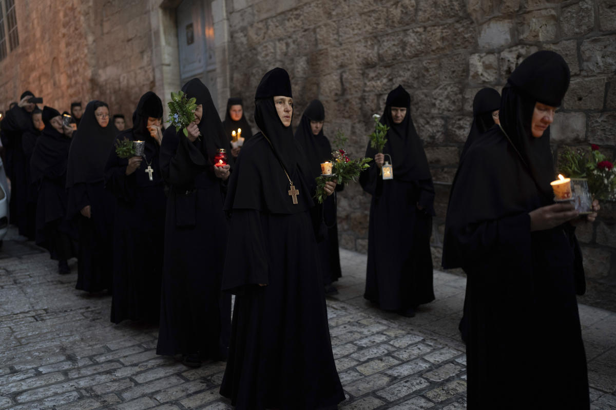 Judíos escupiendo en el suelo junto a peregrinos cristianos en Tierra Santa provoca indignación