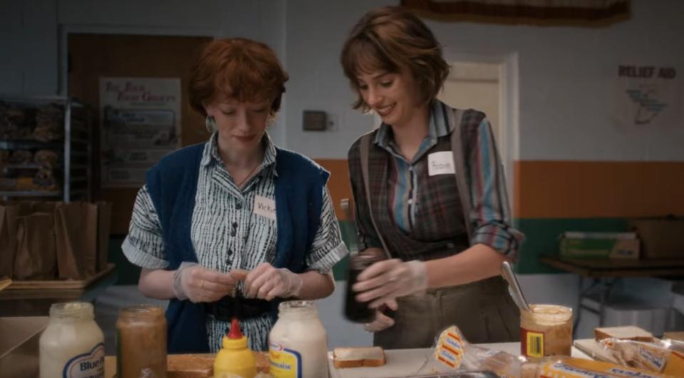 Vickie and Robin making sandwiches in "Stranger Things"