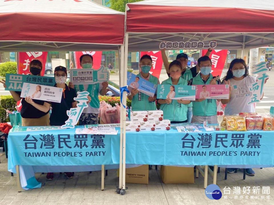 台灣民眾黨嘉義市黨部今天舉辦「民眾與妳、捐血抗疫」活動，前100名捐血民眾獲贈新冠病毒快篩試劑乙組／台灣民眾黨嘉義市黨部提供