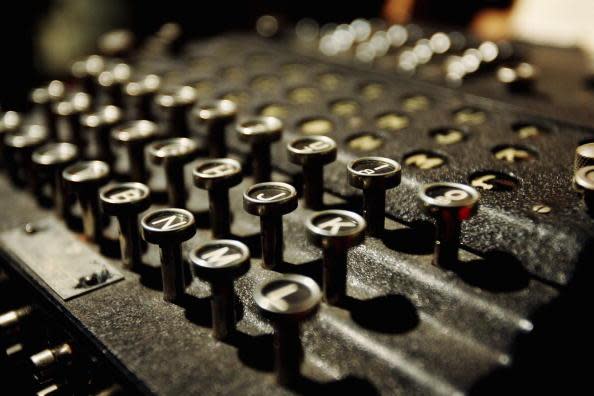 <p>Un esemplare di macchina Enigma usata durante la Seconda guerra dai tedeschi, in esposizione al Bletchley Park National Code Centre. (Getty) </p>