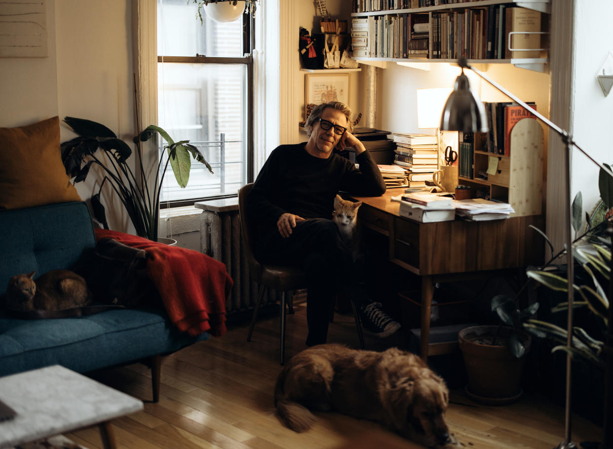 Álvaro Enrigue con sus mascotas en su casa de Nueva York el 7 de diciembre de 2023. (Ahmed Gaber/The New York Times)