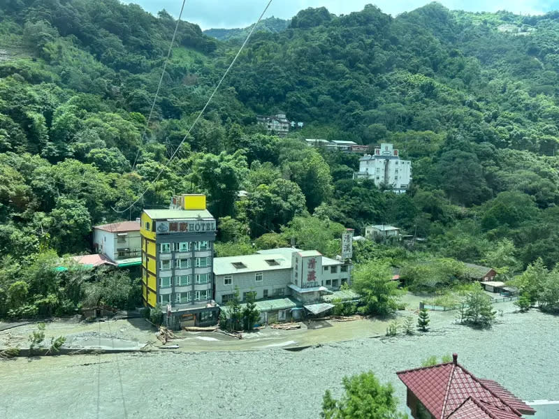 ▲多間飯店被泥水淹沒。（圖／翻攝畫面）