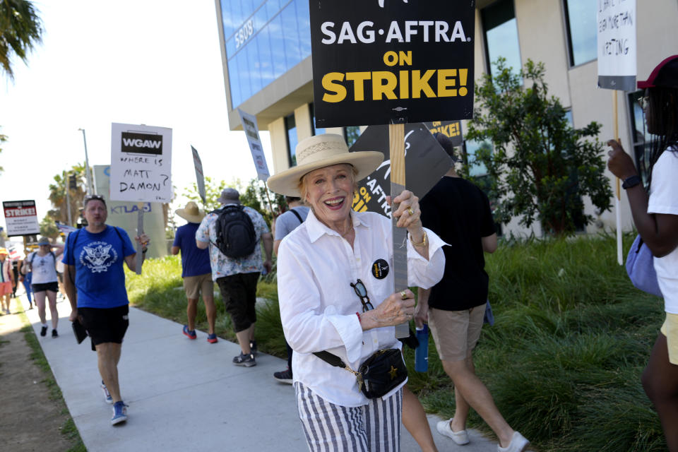 La actriz Holland Taylor en una manifestación fuera de los estudios Netflix el 26 de julio de 2023 en Los Angeles. (Foto AP/Chris Pizzello)