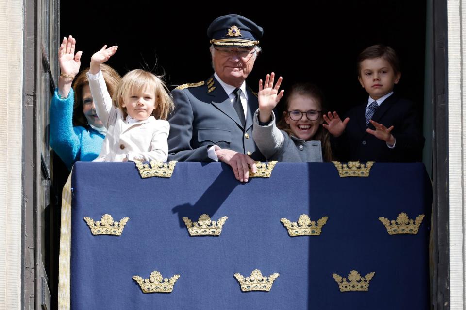 STOCKHOLM, SWEDEN - APRIL 30: King Carl XVI Gustaf of Sweden , Queen Silvia of Sweden, Prince Oscar of Sweden, Prince Gabriel of Sweden and Princess Estelle of Sweden attend a celebration of King Carl Gustav's 76th birthday anniversary at the Royal Palace on April 30, 2022 in Stockholm, Sweden. (Photo by Michael Campanella/Getty Images)