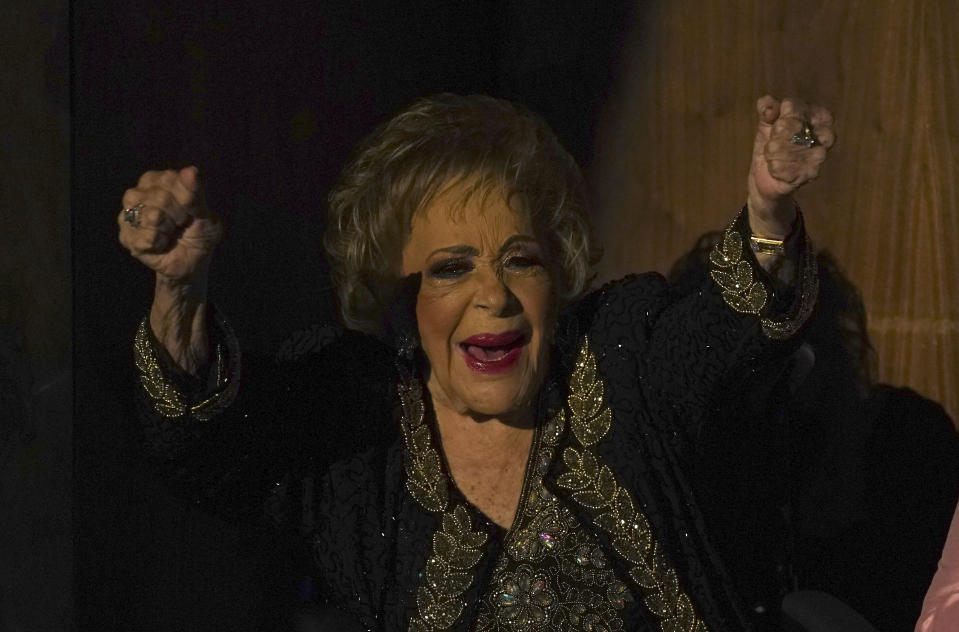 Silvia Pinal recibe el aplauso del público durante un homenaje a su trayectoria en el Palacio de Bellas Artes de la Ciudad de México el 29 de agosto de 2022. (Foto AP/Marco Ugarte)