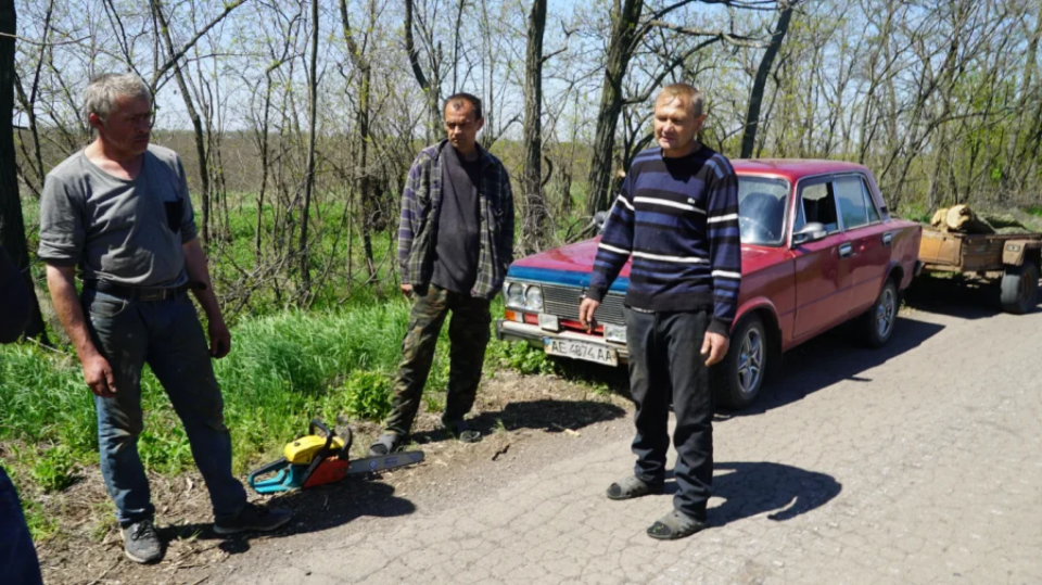 Novohryhorivske Village residents cut down trees to build a military dugout <span class="copyright">Kristina Berdynskykh</span>