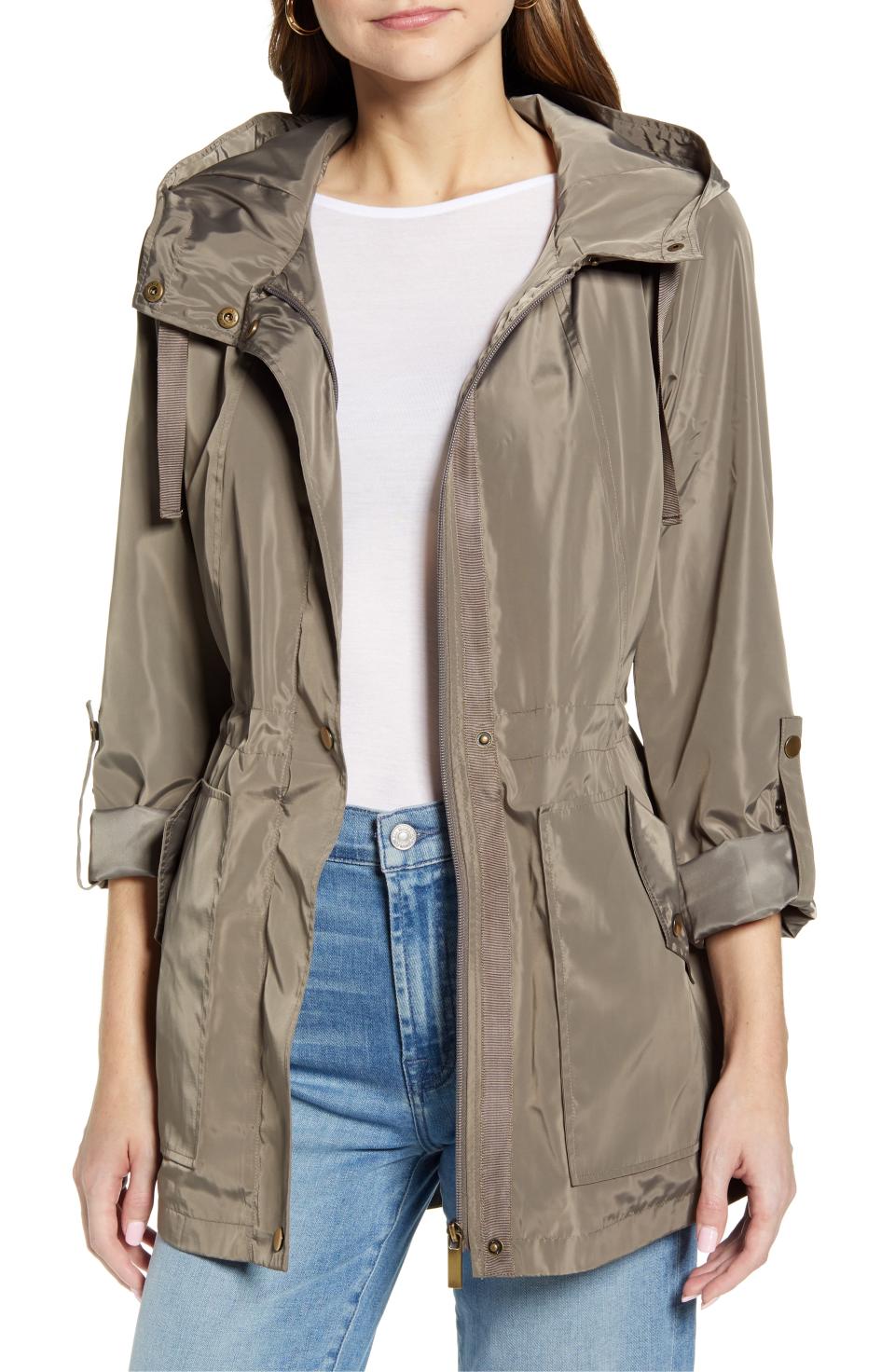 A stylish alternative to the rain jacket thanks to a stylish satin shell and cinch waist detail. 