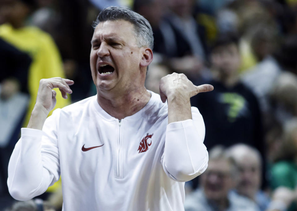 Washington State head coach Kyle Smith talks to players against Oregon during the second half of an NCAA college basketball game in Eugene, Ore., Saturday, Feb. 10, 2024. Washington State beat Oregon 62-56.(AP Photo/Thomas Boyd)