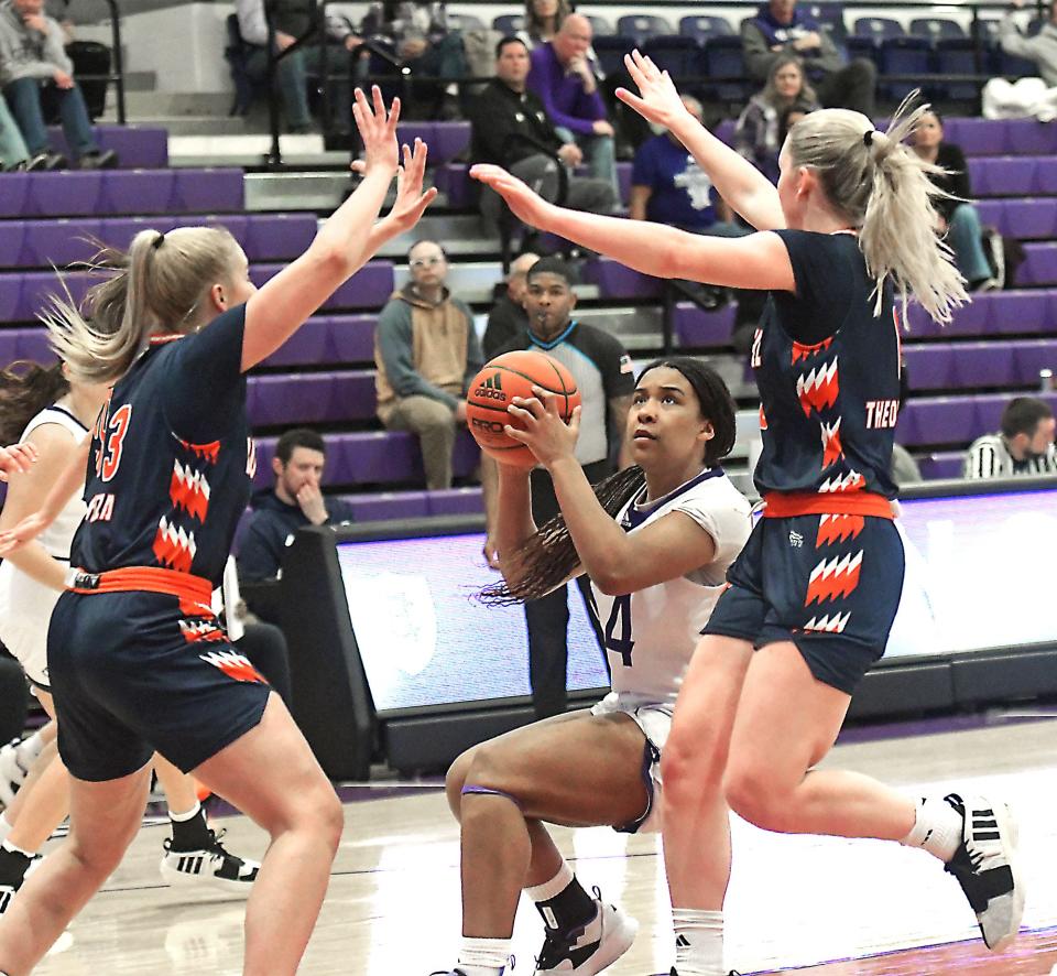 Holy Cross' Simone Foreman looks to put up a shot through defensive pressure from Bucknell's Julia Kulesza and Emma Theodorsson.